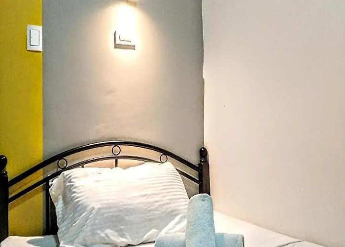 Hometel Barrio House Mactan Hotel 2*